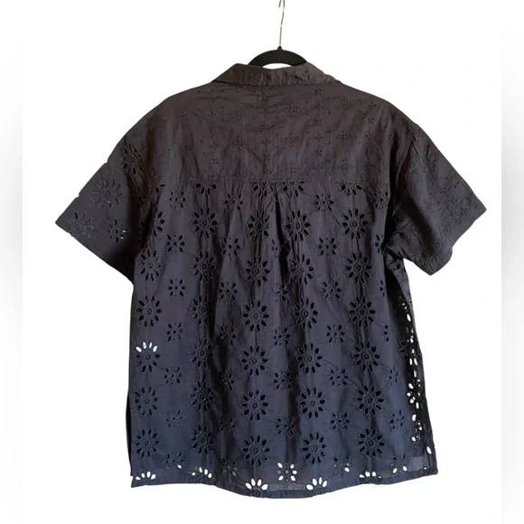 Women’s American Eagle Button Front Eyelet Top M NWT - Picture 2 of 3